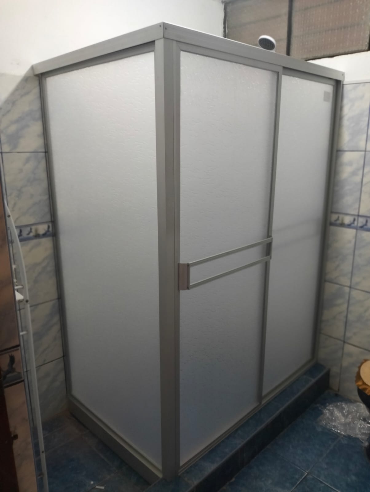 Puerta de ducha en aluminio con acrílico arenado para privacidad de baño