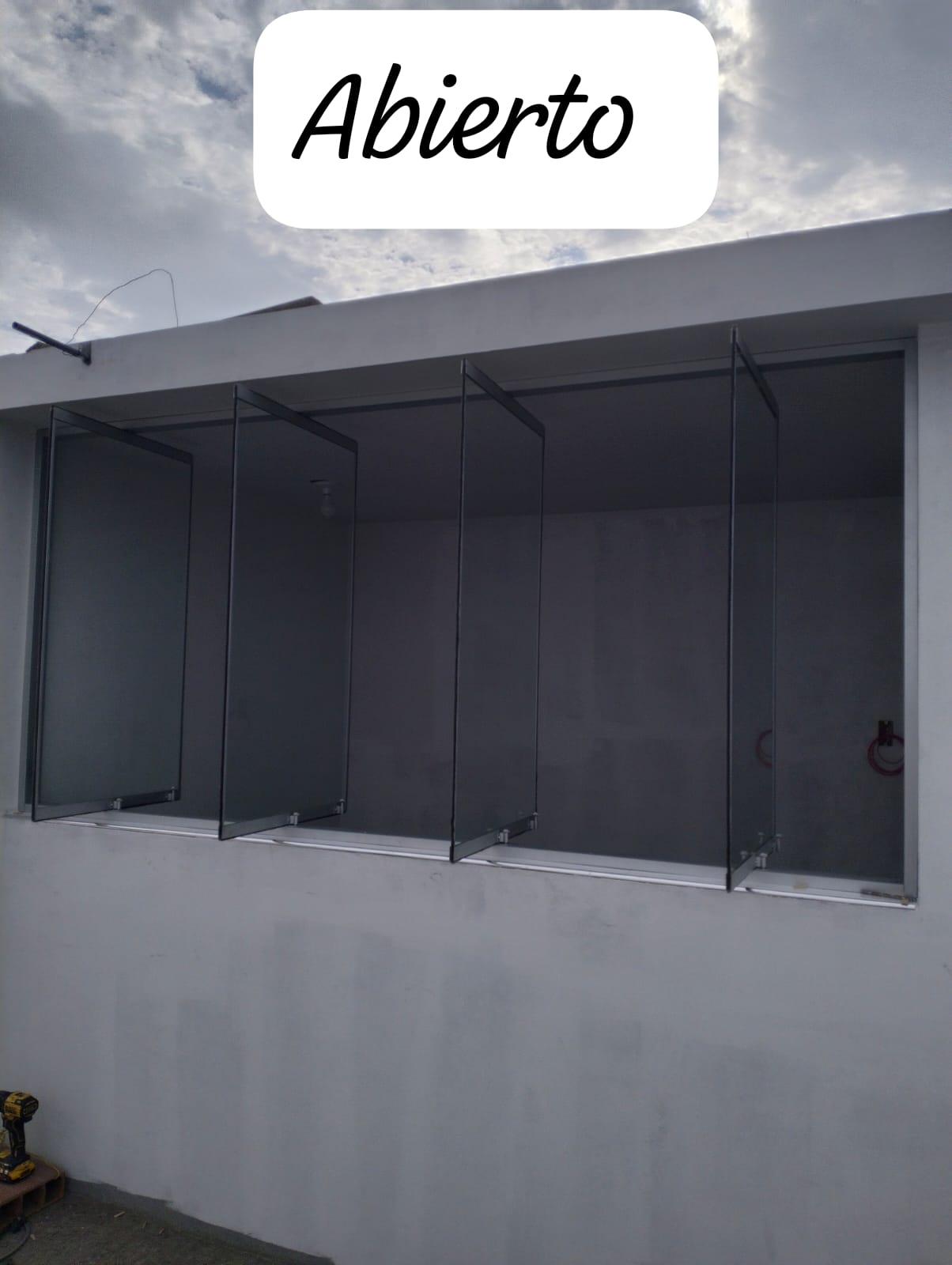 Ventana batiente abierta con vidrio transparente de 6 mm