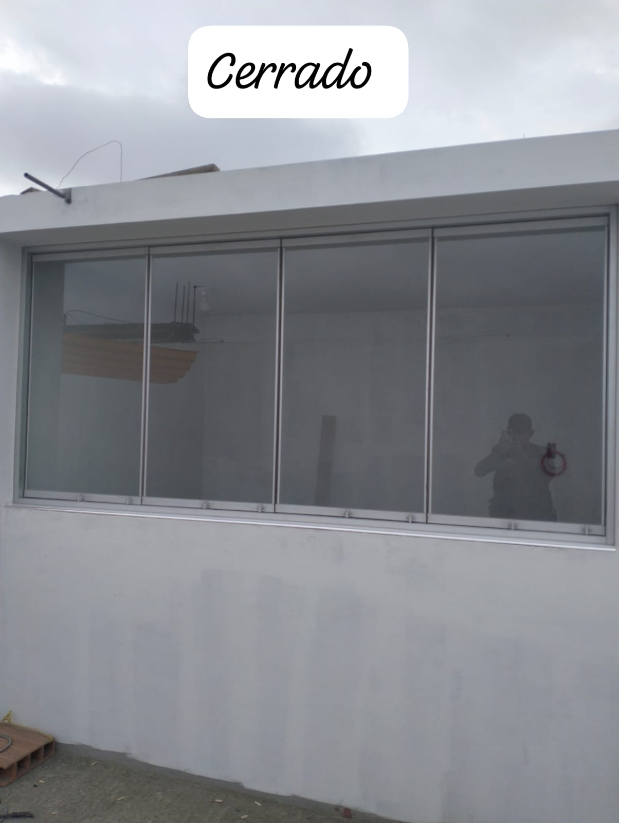 Ventana batiente con vidrio transparente de 6 mm de espesor