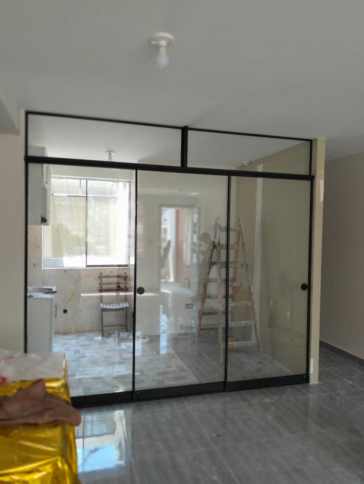 Ventana corrediza de aluminio instalada en casa en construcción en fase de acabados