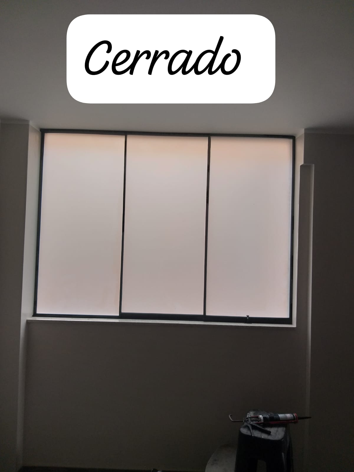 Ventana con paño fijo y dos corredizos con vidrio arenado pavonado de 6 mm