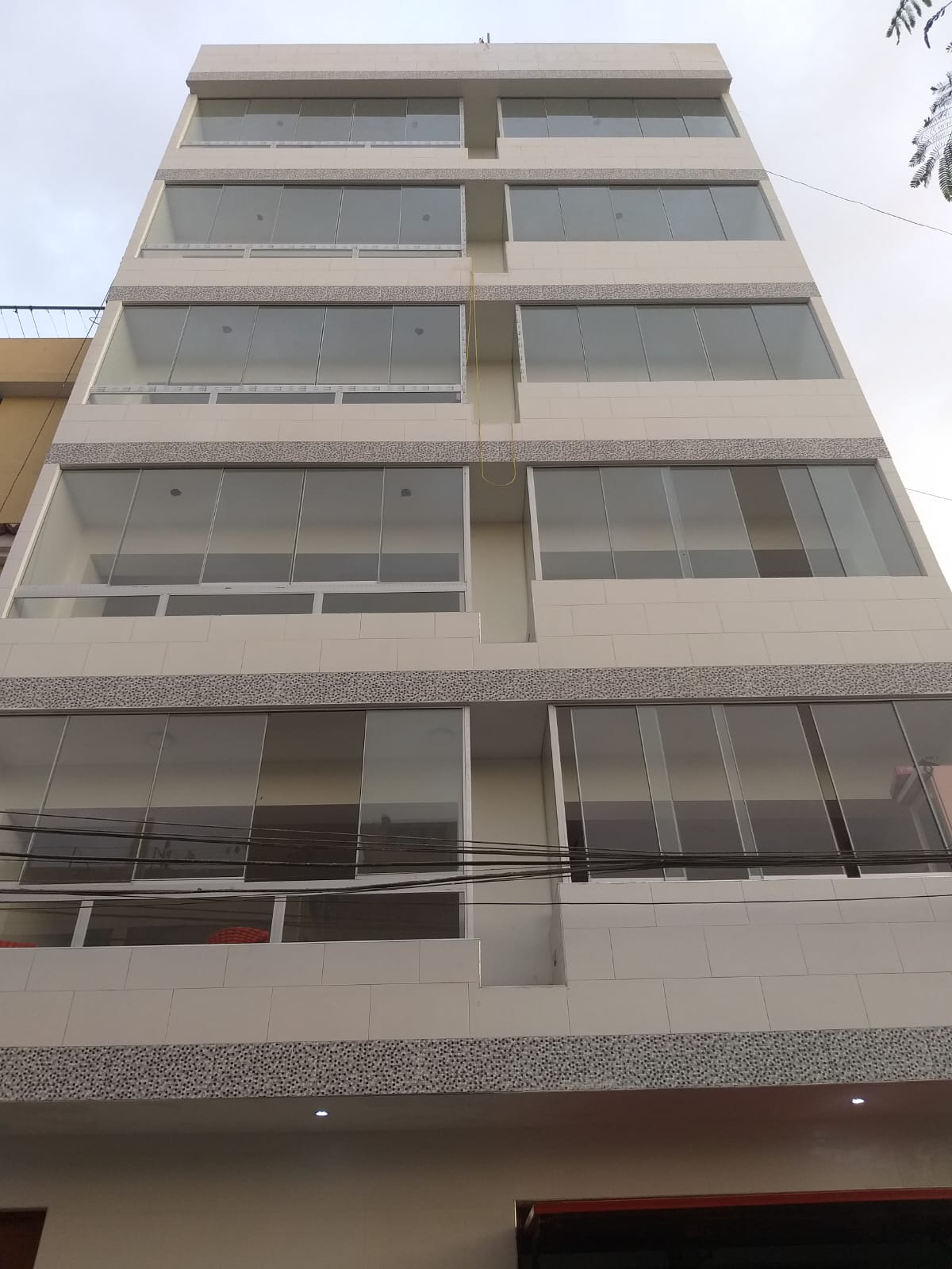 Ventanas de aluminio sistema Nova con vidrio transparente de 8mm instaladas en edificio de 6 pisos