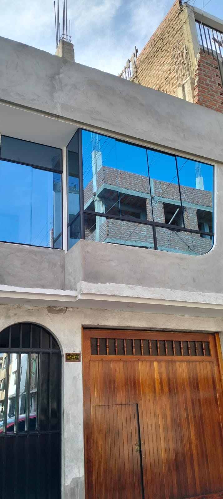Ventanas en sistema Nova con vidrio reflejante azul cielo