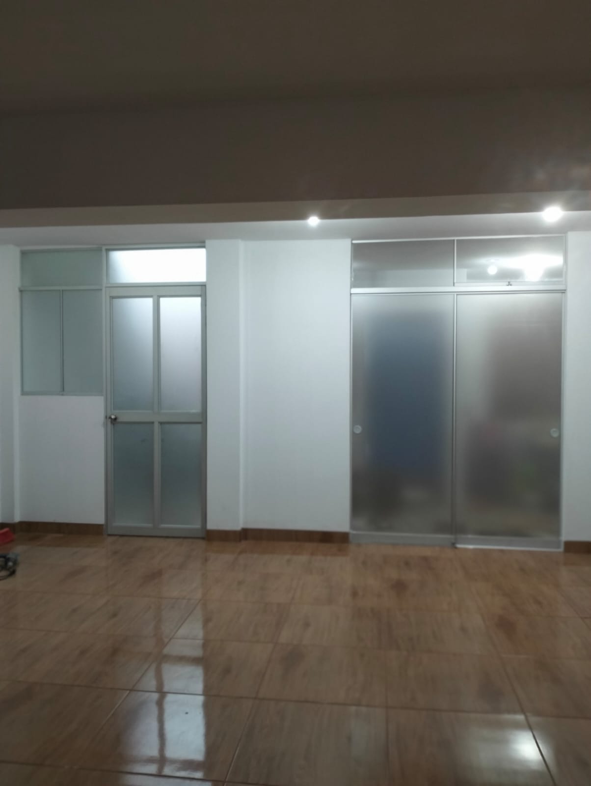 Ventana y puerta de aluminio y mampara con vidrio arenado de 8 mm