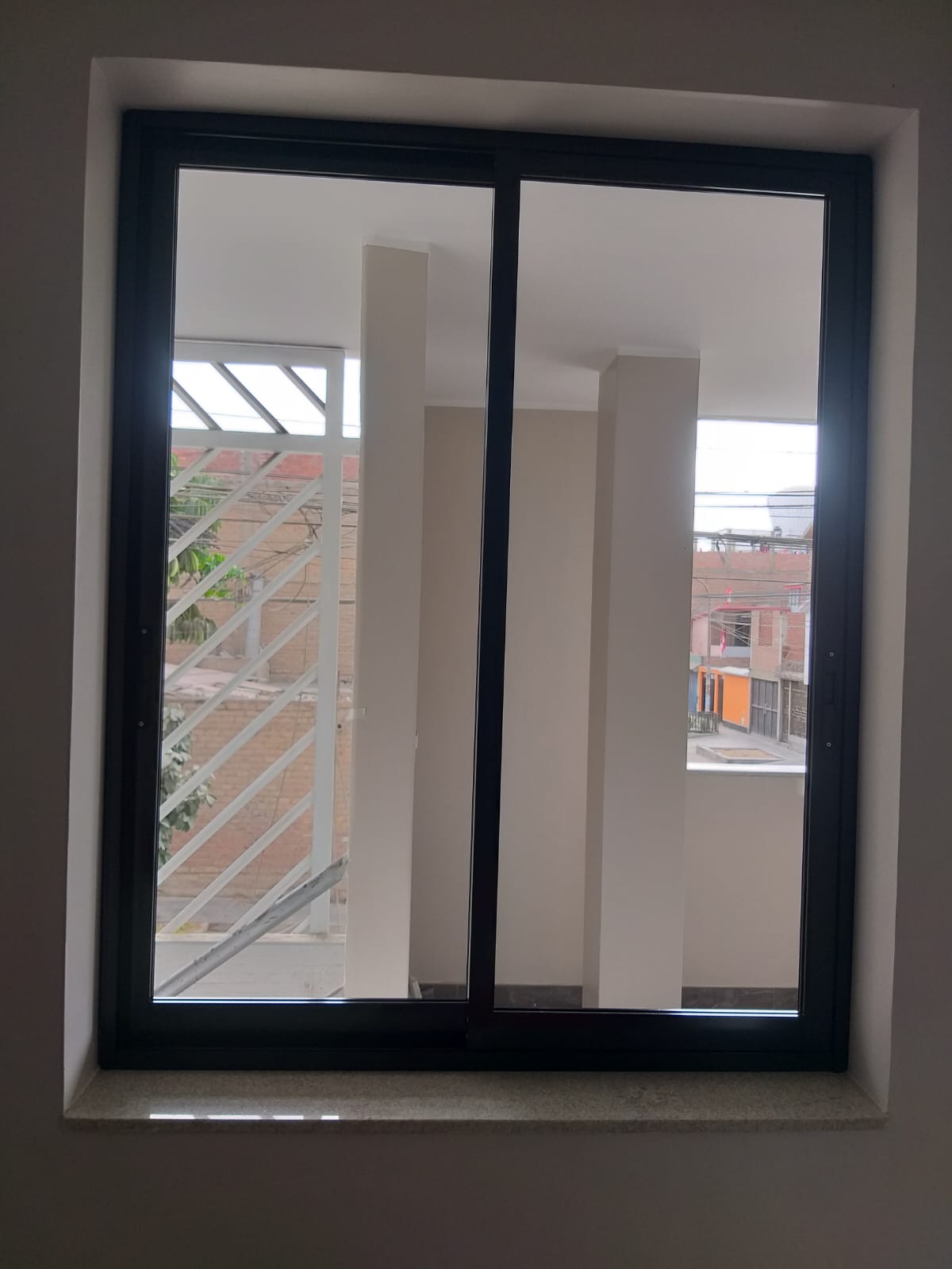Ventana serie 25 con marco negro, doble corredizo y vidrio transparente de 8 mm