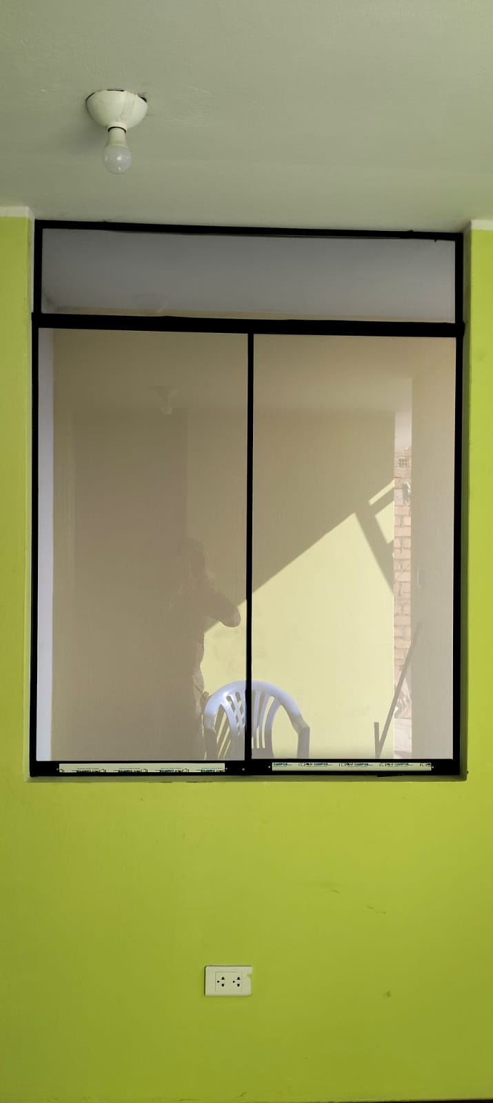 Ventana sistema Nova doble corredizo con aluminio negro y vidrio transparente de 6 mm