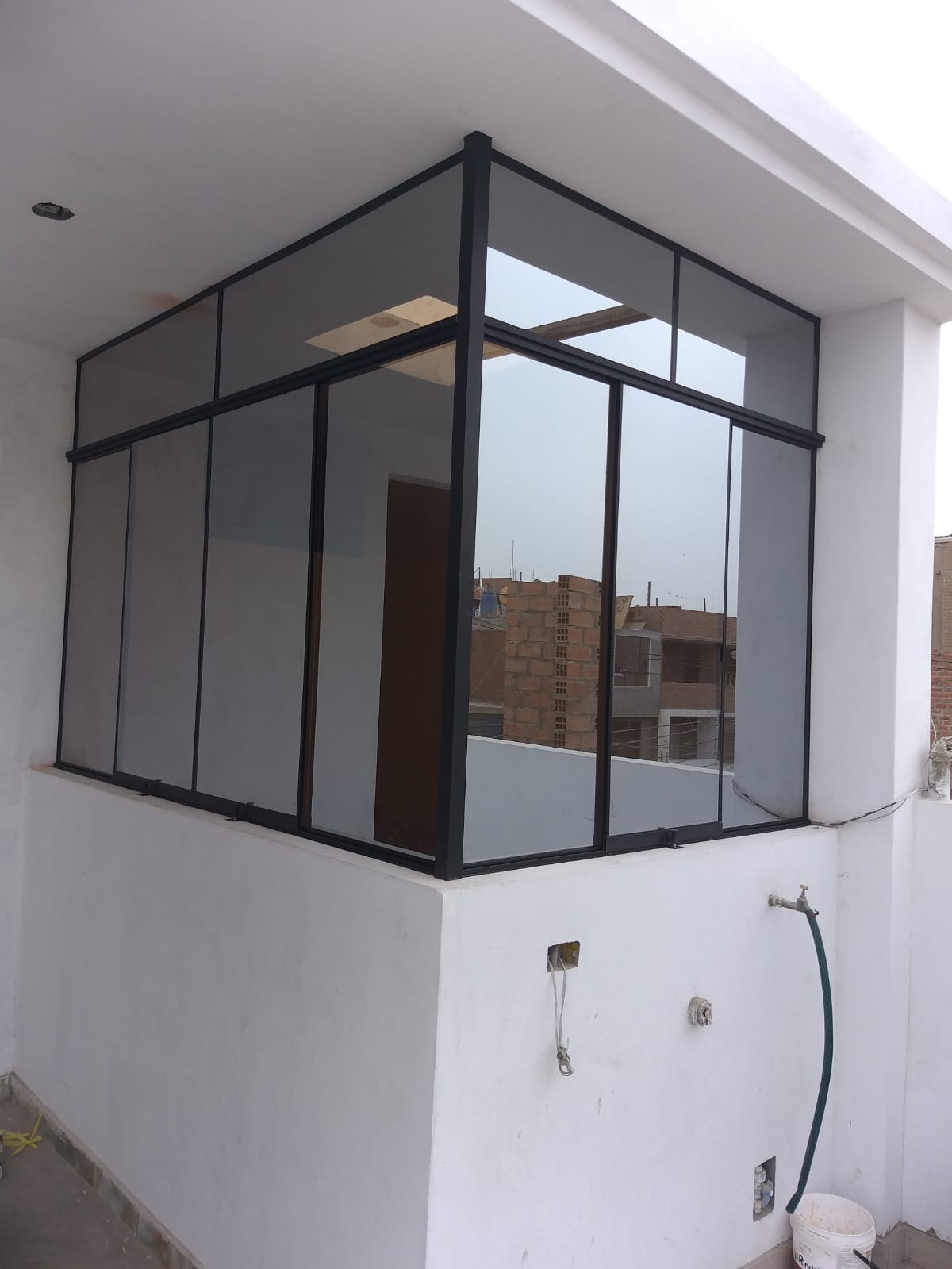 Ventanas en sistema con vidrios reflejantes para fachada