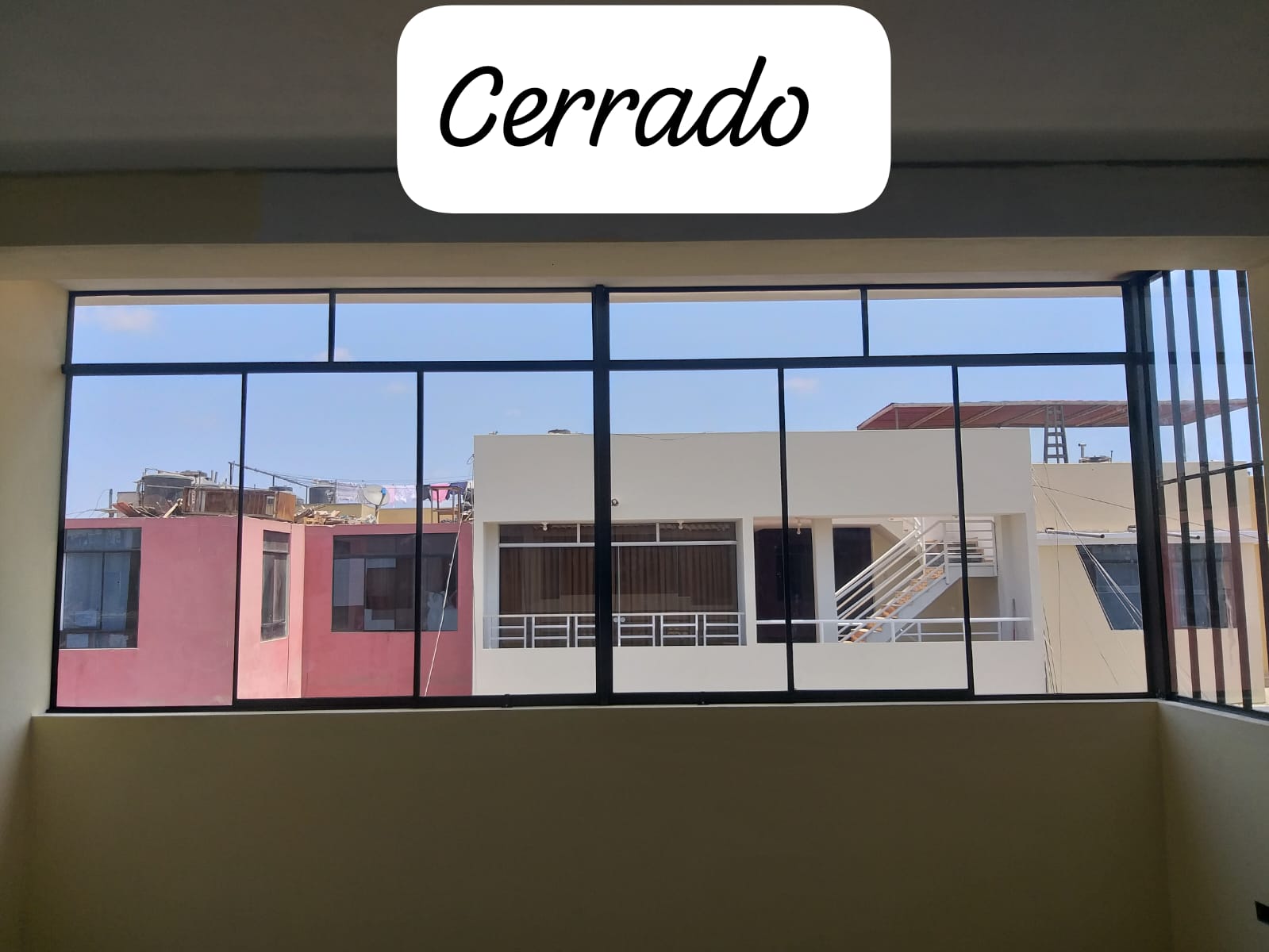 Ventana con vidrio gris de 6 mm en aluminio