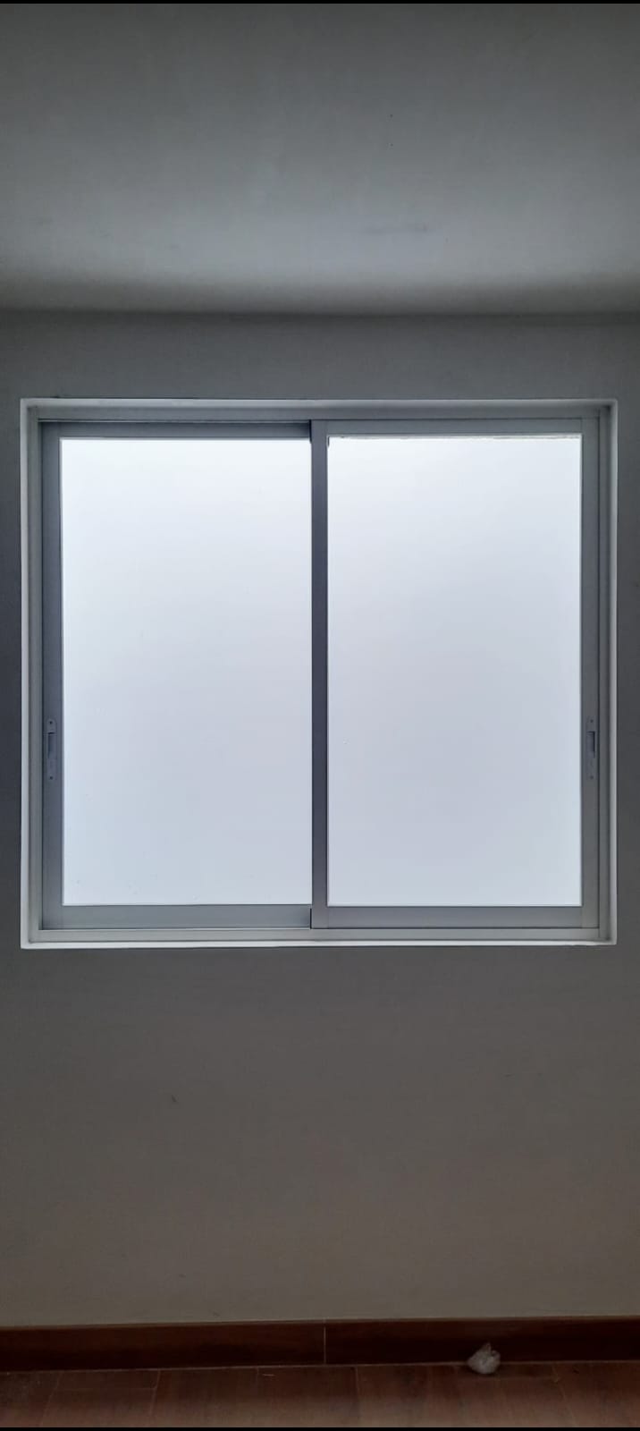 Ventanas de serie 25 color natural con vidrio arenado de 6 mm